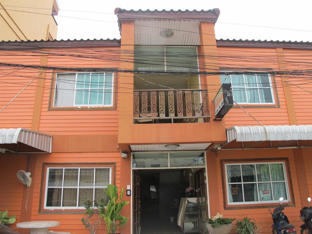 Aura House Hotel Pattaya Buitenkant foto