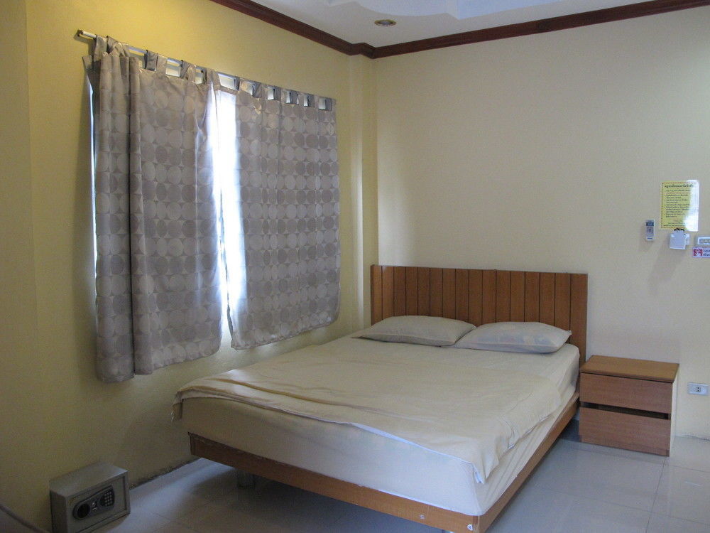 Aura House Hotel Pattaya Buitenkant foto