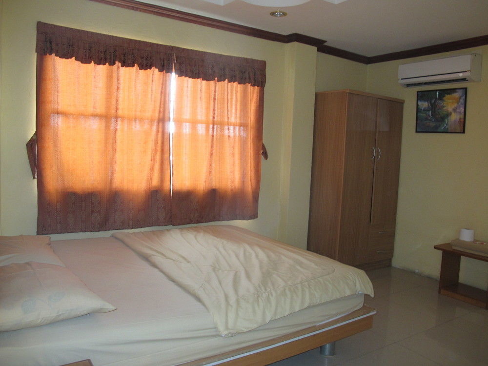 Aura House Hotel Pattaya Buitenkant foto