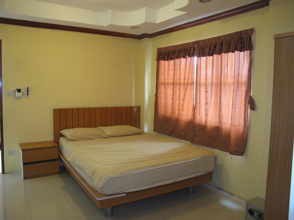 Aura House Hotel Pattaya Buitenkant foto