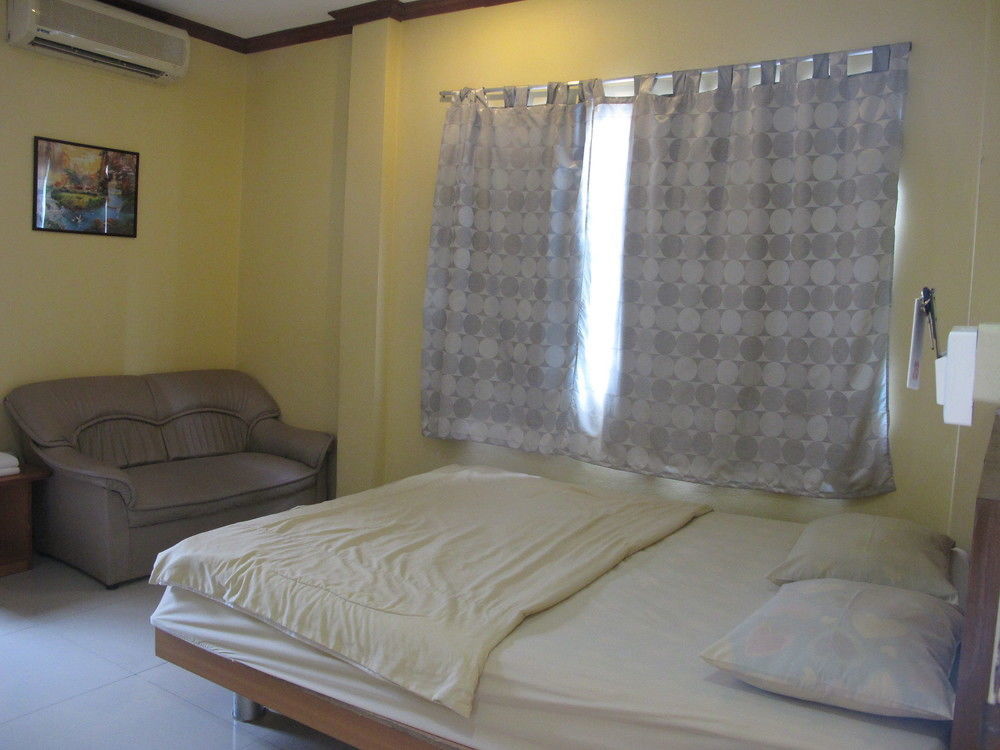Aura House Hotel Pattaya Buitenkant foto