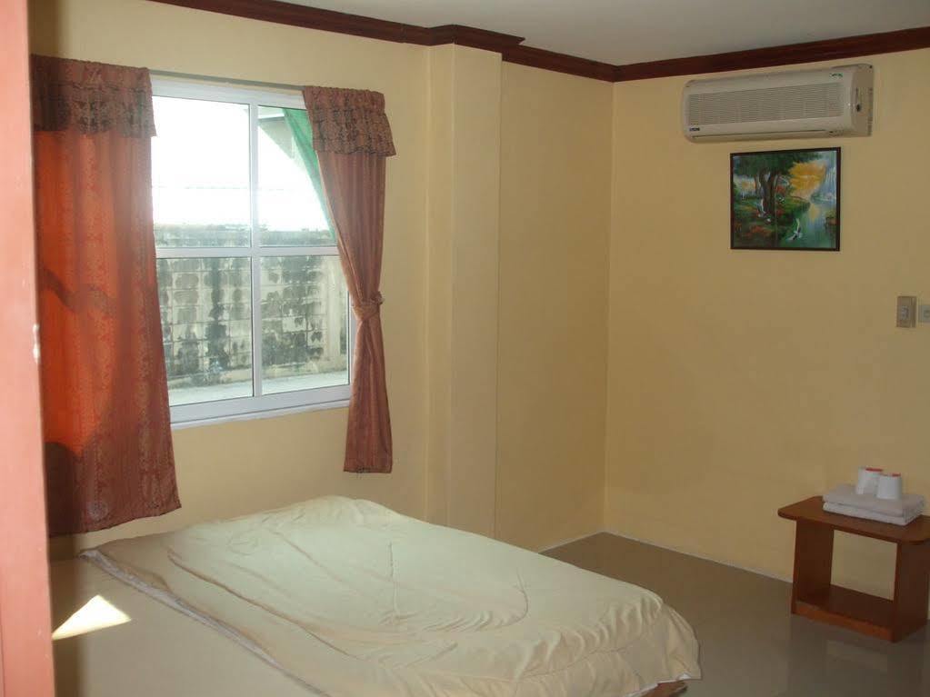 Aura House Hotel Pattaya Buitenkant foto